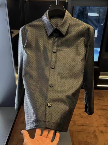 Férfi PU bőrkabát reveres gallérral, szűk szabás, egysoros gombos zárás, poliészter bélés