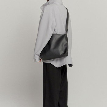 Férfi crossbody táska – egyszerű design, PU bőr, vízszintes négyszögletű forma, cipzáras nyitás, belső cipzáras zseb, vízálló