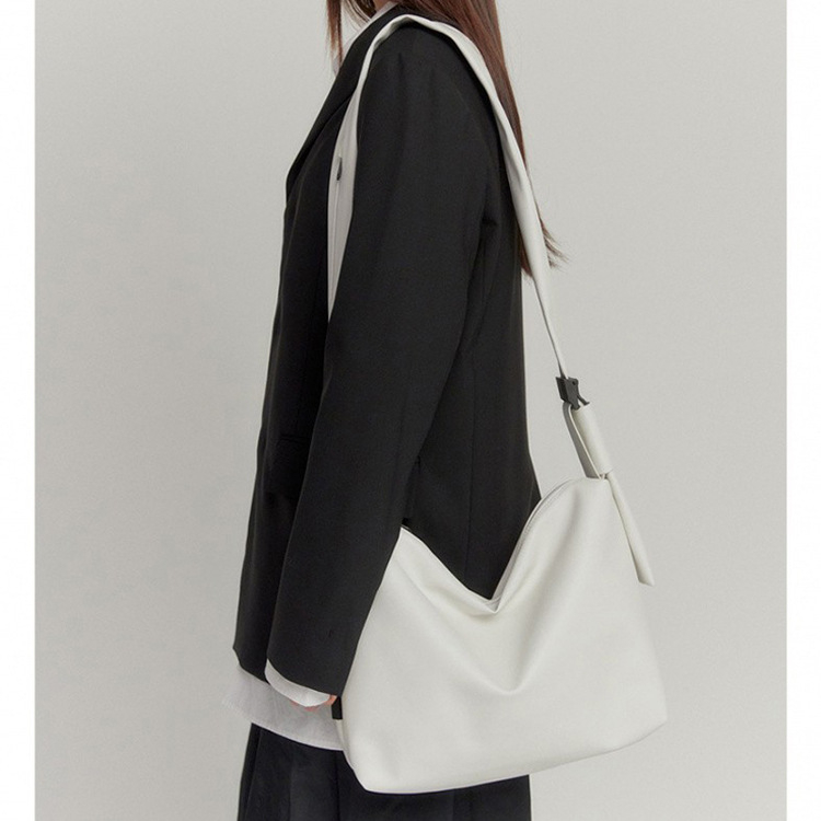 Férfi crossbody táska – egyszerű design, PU bőr, vízszintes négyszögletű forma, cipzáras nyitás, belső cipzáras zseb, vízálló