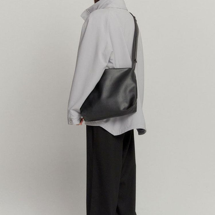 Férfi crossbody táska – egyszerű design, PU bőr, vízszintes négyszögletű forma, cipzáras nyitás, belső cipzáras zseb, vízálló