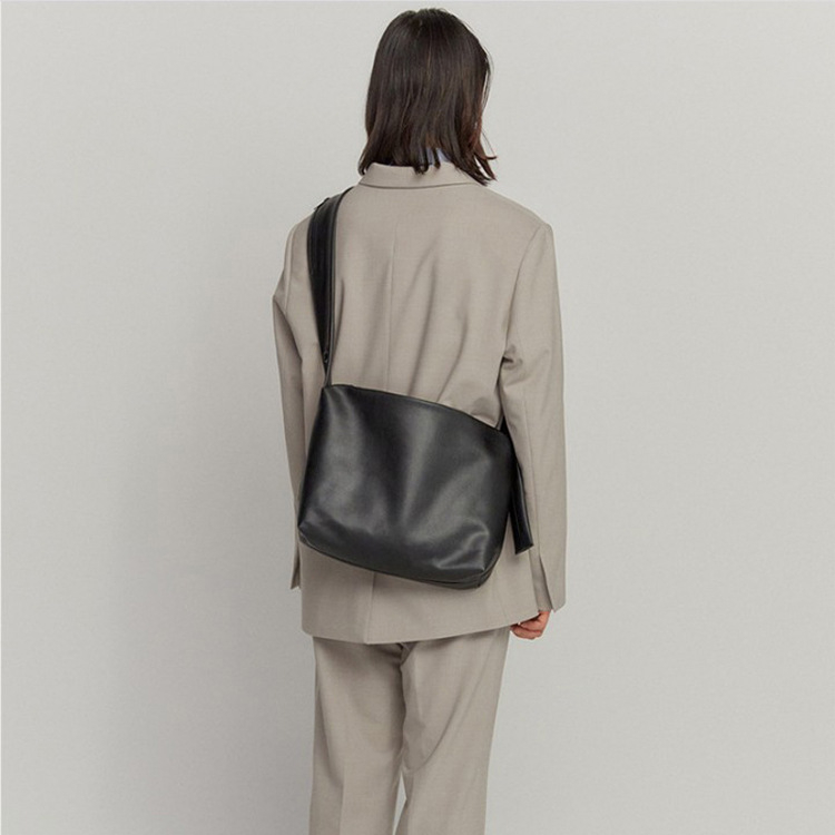 Férfi crossbody táska – egyszerű design, PU bőr, vízszintes négyszögletű forma, cipzáras nyitás, belső cipzáras zseb, vízálló
