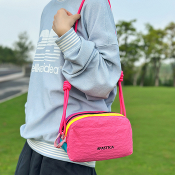 Crossbody torba za vanjske sportove, unisex, najlon materijal, vodootporna i ultralagana, uzorak: slova