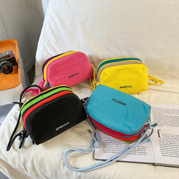 Crossbody torba za vanjske sportove, unisex, najlon materijal, vodootporna i ultralagana, uzorak: slova