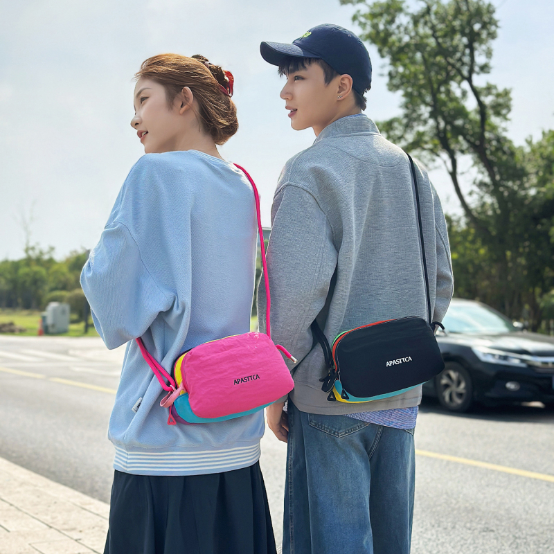 Crossbody torba za vanjske sportove, unisex, najlon materijal, vodootporna i ultralagana, uzorak: slova