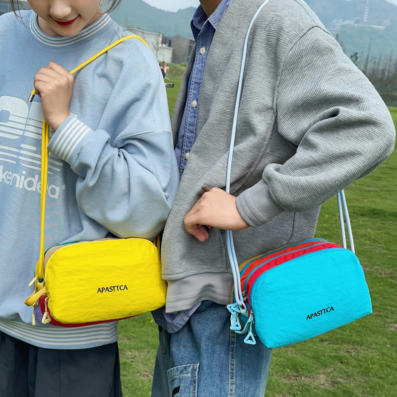 Crossbody torba za vanjske sportove, unisex, najlon materijal, vodootporna i ultralagana, uzorak: slova