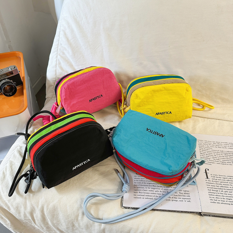Crossbody torba za vanjske sportove, unisex, najlon materijal, vodootporna i ultralagana, uzorak: slova