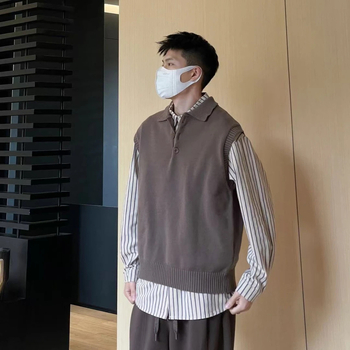 Pleteni prsluk bez rukava s ovratnikom u slojevitom izgledu, slobodan kroj; materijal: 50% poliester, 45% regenerirana celuloza, 5% akril