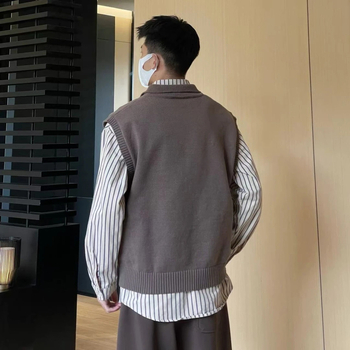 Pleteni prsluk bez rukava s ovratnikom u slojevitom izgledu, slobodan kroj; materijal: 50% poliester, 45% regenerirana celuloza, 5% akril