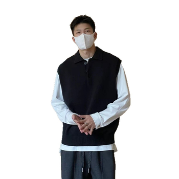 Pleteni prsluk bez rukava s ovratnikom u slojevitom izgledu, slobodan kroj; materijal: 50% poliester, 45% regenerirana celuloza, 5% akril