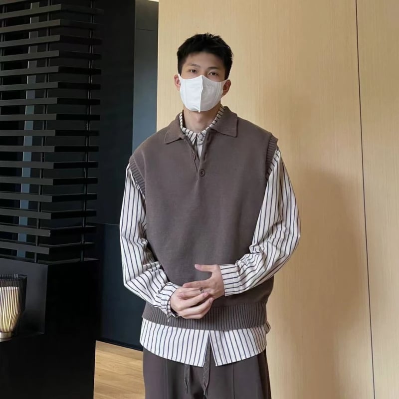 Pleteni prsluk bez rukava s ovratnikom u slojevitom izgledu, slobodan kroj; materijal: 50% poliester, 45% regenerirana celuloza, 5% akril