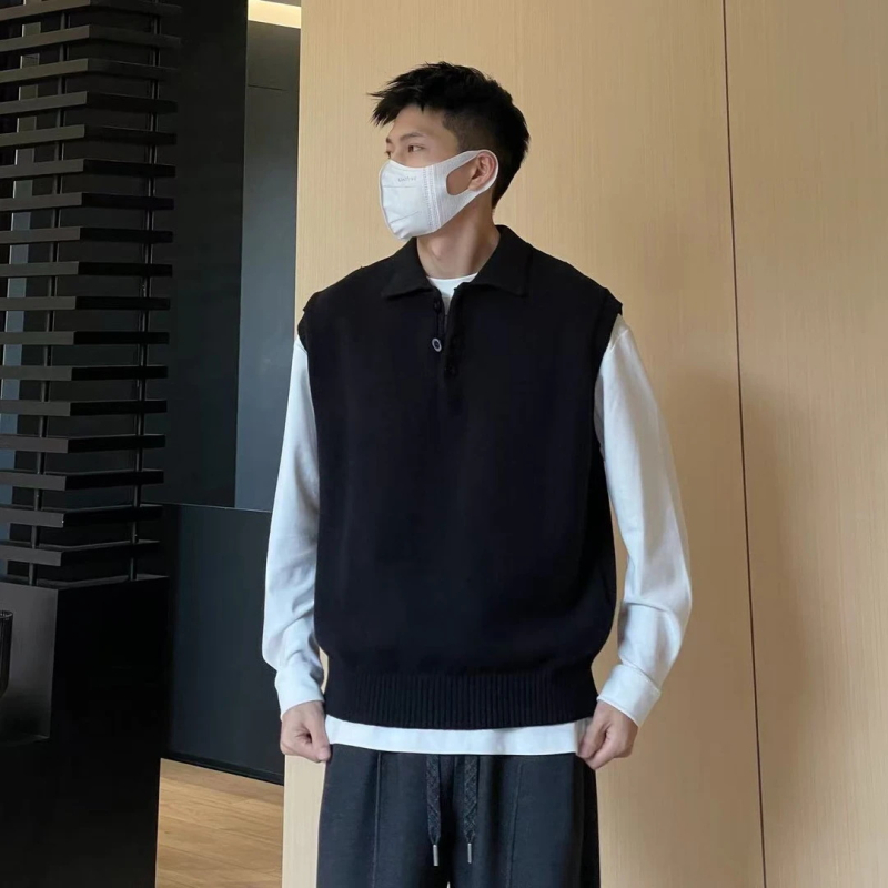 Pleteni prsluk bez rukava s ovratnikom u slojevitom izgledu, slobodan kroj; materijal: 50% poliester, 45% regenerirana celuloza, 5% akril