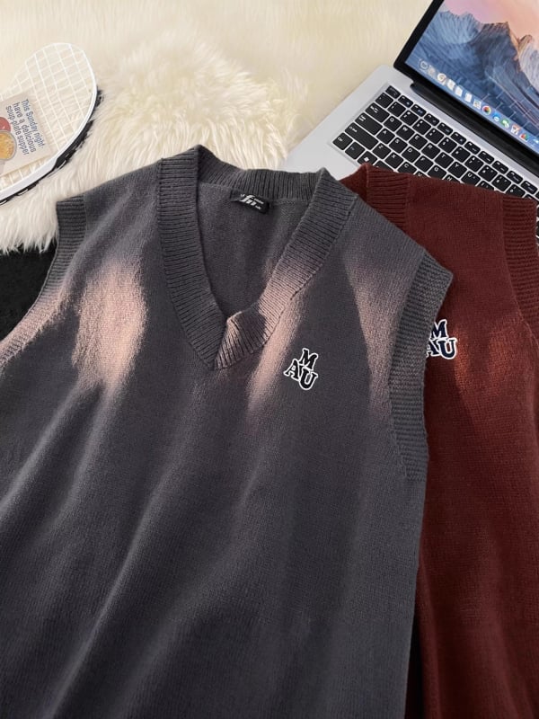 Muški pleteni bez rukava prsluk s V-izrezom, slobodan kroj, mješavina vune 30–35%, proljeće i jesen 2025