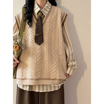 Muški prsluk od kabel pletenine s V-izrezom, opuštenog kroja, vunena smjesa 30-35%, zimski komad