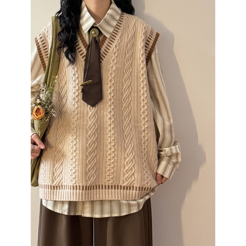 Muški prsluk od kabel pletenine s V-izrezom, opuštenog kroja, vunena smjesa 30-35%, zimski komad