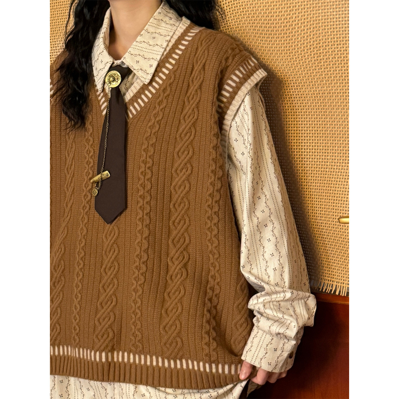 Muški prsluk od kabel pletenine s V-izrezom, opuštenog kroja, vunena smjesa 30-35%, zimski komad