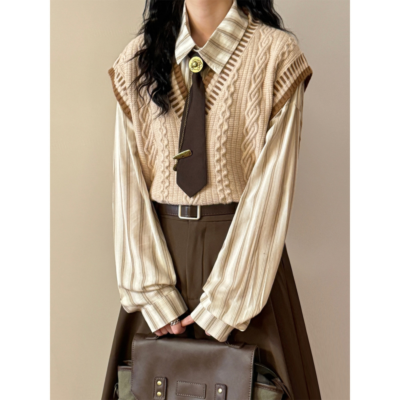 Muški prsluk od kabel pletenine s V-izrezom, opuštenog kroja, vunena smjesa 30-35%, zimski komad