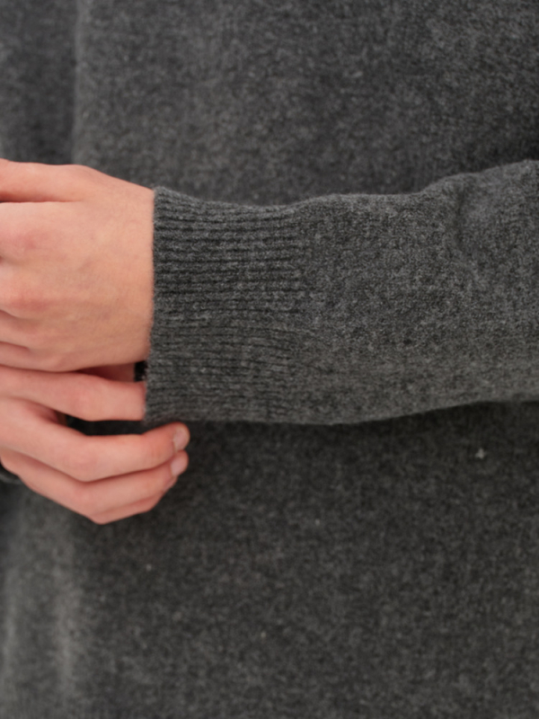 Muški debeli pleteni džemper s ovratnikom tipa lapel, širokog kroja, jednobojni, 36–40% vuna, zimski model.