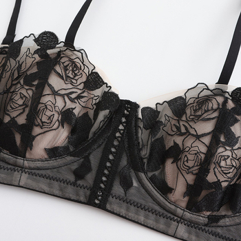 Čipkasti set grudnjaka s košaricama u obliku zečjih ušiju, tanki oblikovani košarice, odvojive dvostruke naramenice, stražnje kopče u tri reda, klasičan francuski stil