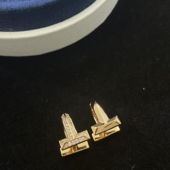 Cercei cu design T1, cupru, placare electroplatină, formă U geometrică cu motif litere/cifre, unisex