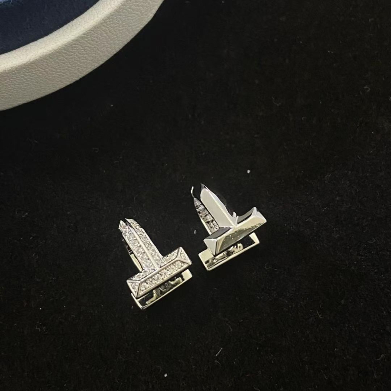 Cercei cu design T1, cupru, placare electroplatină, formă U geometrică cu motif litere/cifre, unisex