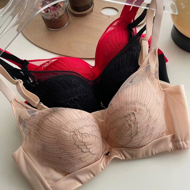 Čipkasti grudnjak s 3/4 košarica, gornja potpora, podesive naramenice, stražnje kopče s tri reda kukica