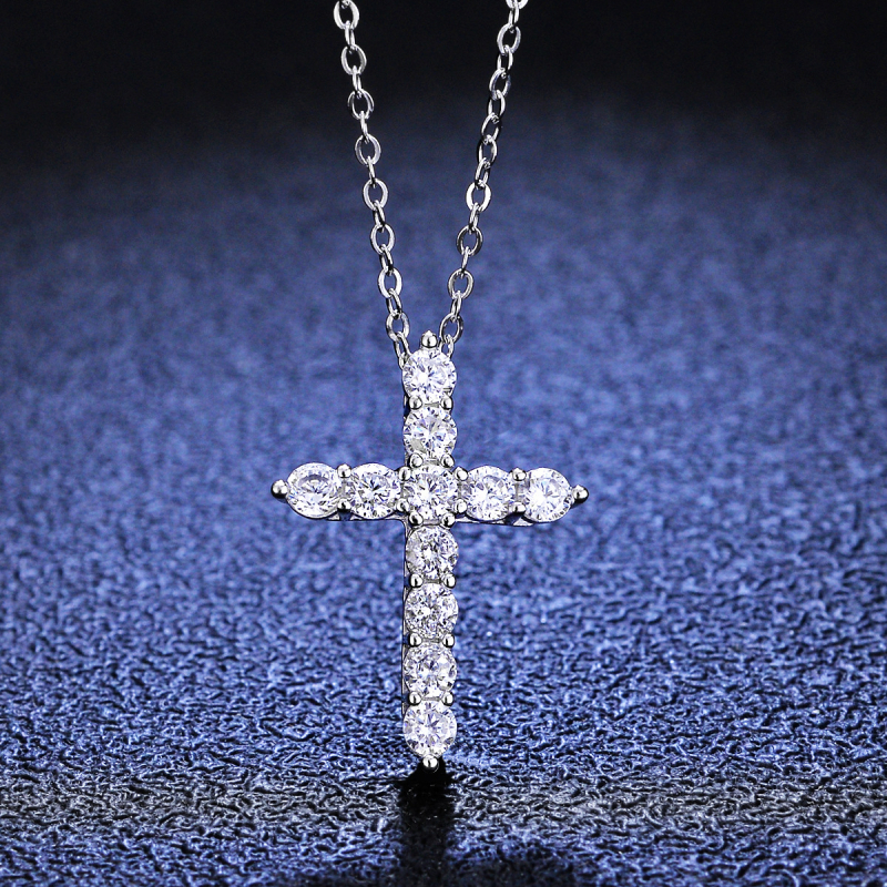Ženski lanac s geometrijskim križem od 925 srebra, moissanit 1 ct