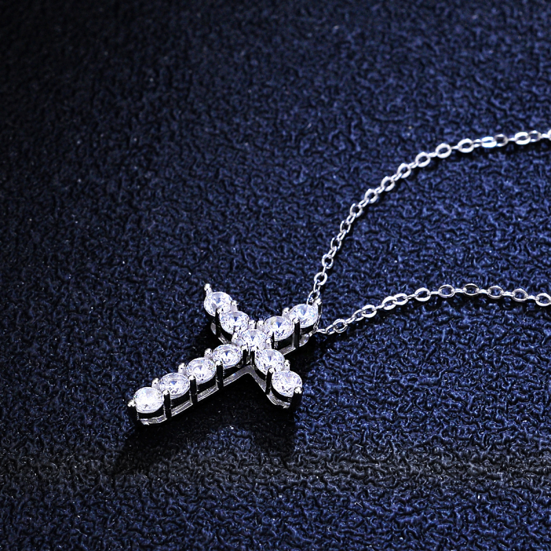 Ženski lanac s geometrijskim križem od 925 srebra, moissanit 1 ct