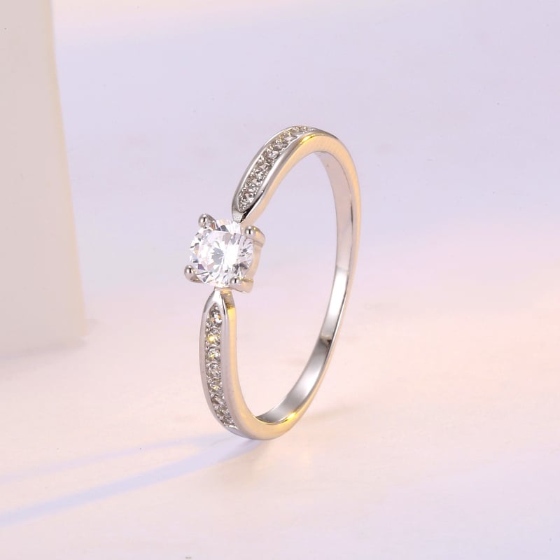 Inel cu montură romb, tratament diamant, moissanit imitativ, origine Shanwei