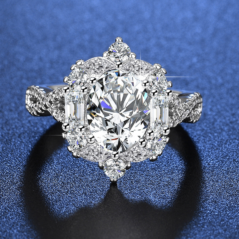 Inel cu moissanit imitatie, formă ovală de ou de porumbel, cupru, încrustat cu diamante