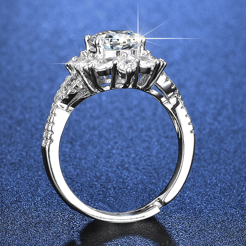 Inel cu moissanit imitatie, formă ovală de ou de porumbel, cupru, încrustat cu diamante