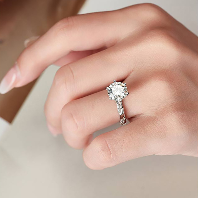 Moissanit gyűrű 2 karát, nyitott dizájn, hatszögű foglalat, nyolc szív és nyolc nyíl mintával, rézbázis, Pt950 bevonat