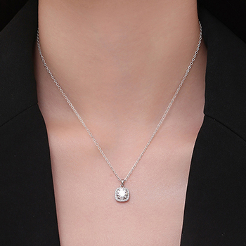 Moissanit cukor-kocka alakú medállal készült 925-ös ezüst nyaklánc, keresztlánccal, geometriai dizájn