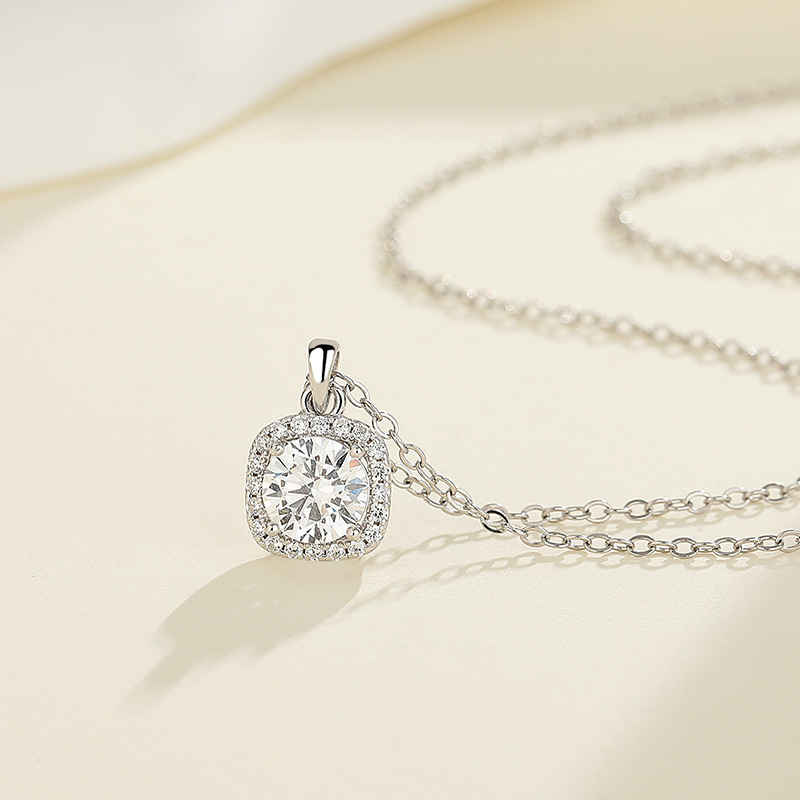 Moissanit cukor-kocka alakú medállal készült 925-ös ezüst nyaklánc, keresztlánccal, geometriai dizájn