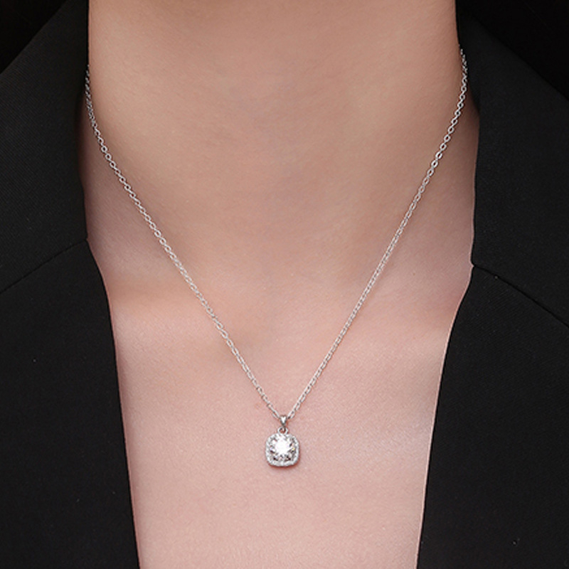 Moissanit cukor-kocka alakú medállal készült 925-ös ezüst nyaklánc, keresztlánccal, geometriai dizájn