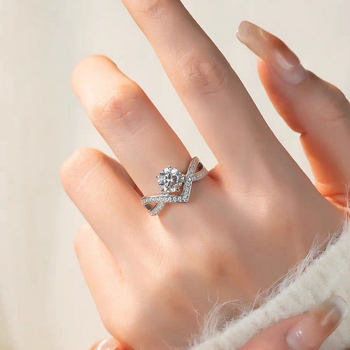 Inel din argint 925, cu coroană în formă de V, moissanit de 1 carat, finisaj electroplatat