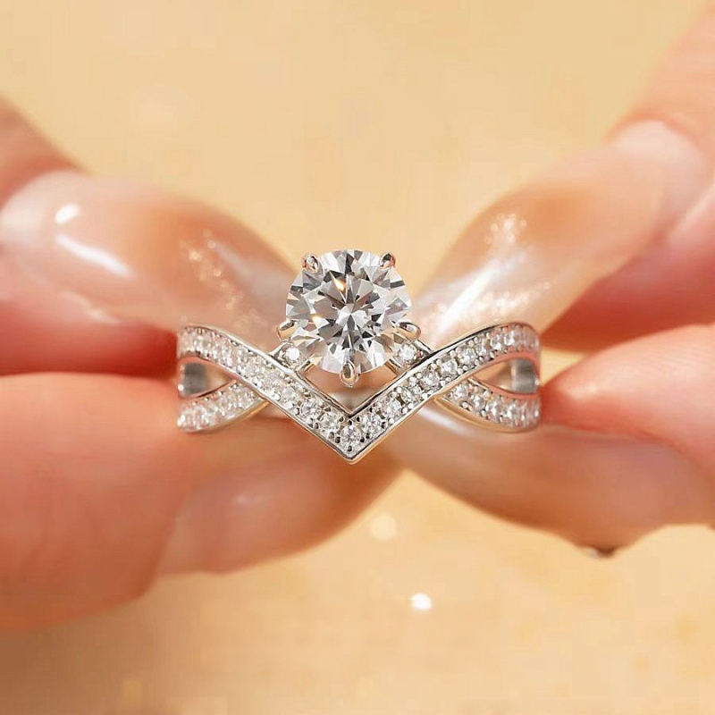 Inel din argint 925, cu coroană în formă de V, moissanit de 1 carat, finisaj electroplatat