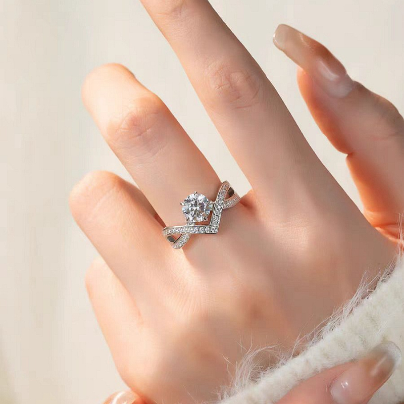 Inel din argint 925, cu coroană în formă de V, moissanit de 1 carat, finisaj electroplatat