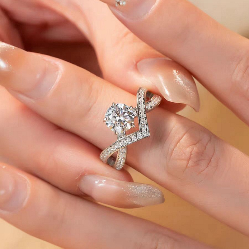 Inel din argint 925, cu coroană în formă de V, moissanit de 1 carat, finisaj electroplatat