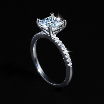 Inel din argint 925 — montură dreptunghiulară cu patru brațe, Moissanit diamant, pentru femei