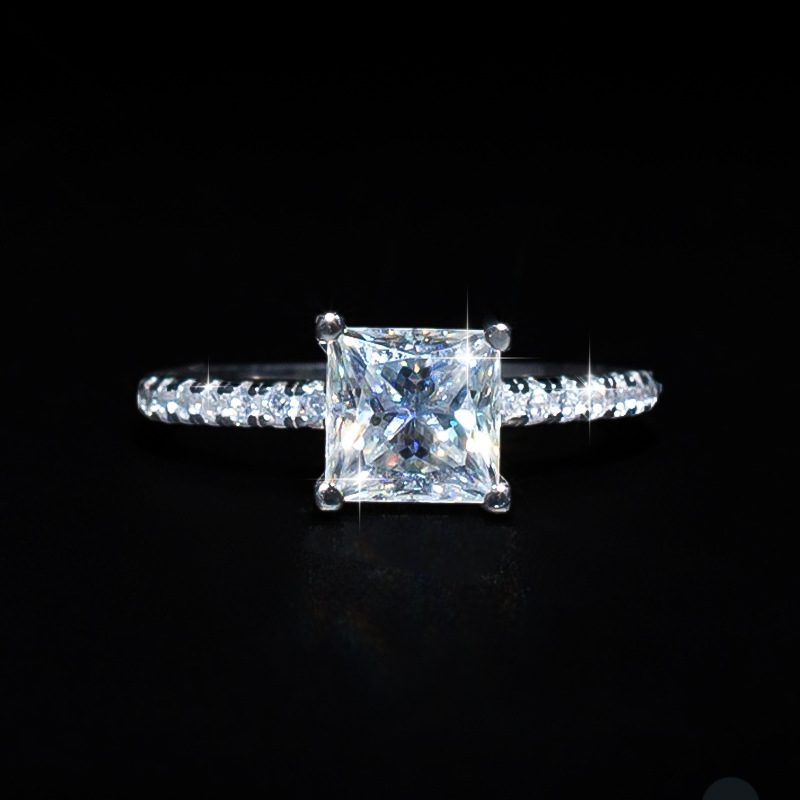 Inel din argint 925 — montură dreptunghiulară cu patru brațe, Moissanit diamant, pentru femei