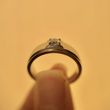 Fehér rézből készült gyűrű rombusz mintával, Seiko felületkezeléssel