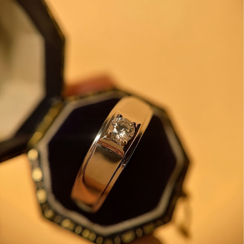 Fehér rézből készült gyűrű rombusz mintával, Seiko felületkezeléssel