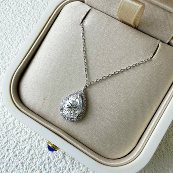 925 ezüst nyaklánc teardrop alakú moissanite medállal, keresztlánc stílusban, hossz 41–50 cm