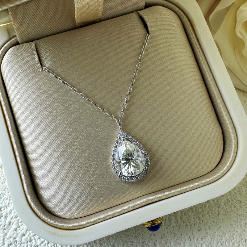 925 ezüst nyaklánc teardrop alakú moissanite medállal, keresztlánc stílusban, hossz 41–50 cm