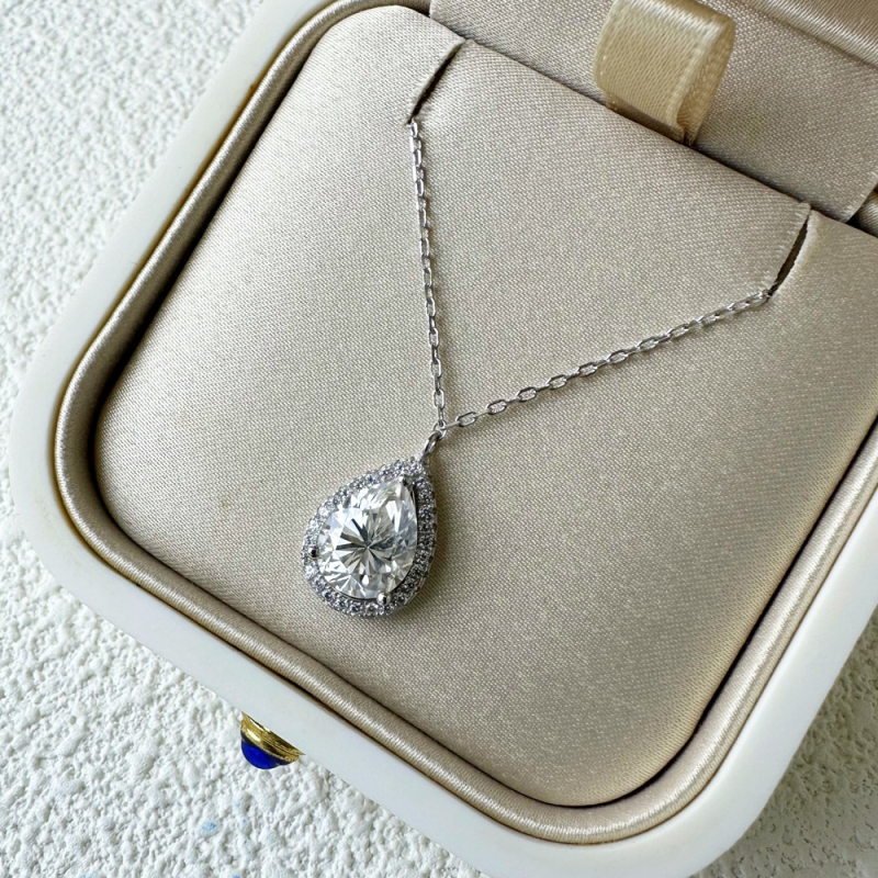925 ezüst nyaklánc teardrop alakú moissanite medállal, keresztlánc stílusban, hossz 41–50 cm