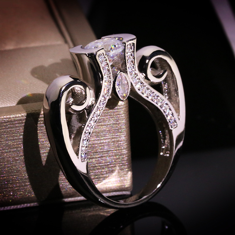 Női Moissanite gyűrű, geometriai dizájn, ötvözet sárgaréz + fehér acél, esküvőre alkalmas