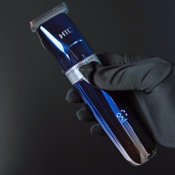 HTC водоустойчив професионален електрически подстригвач за коса — USB цифров дисплей, вградена батерия 2000–4000 mAh, пълно миене на корпуса, глава от високовъглеродна стомана