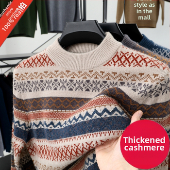 Prugasti džemper s nacionalnim stilom; debeła vunena smjesa (36–40% vuna) i poliester; okrugli izrez; dugi rukavi; prilagođen kroj