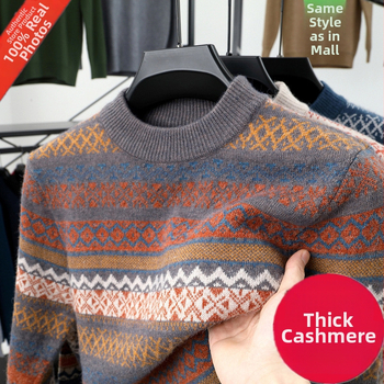 Prugasti džemper s nacionalnim stilom; debeła vunena smjesa (36–40% vuna) i poliester; okrugli izrez; dugi rukavi; prilagođen kroj