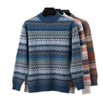 Prugasti džemper s nacionalnim stilom; debeła vunena smjesa (36–40% vuna) i poliester; okrugli izrez; dugi rukavi; prilagođen kroj